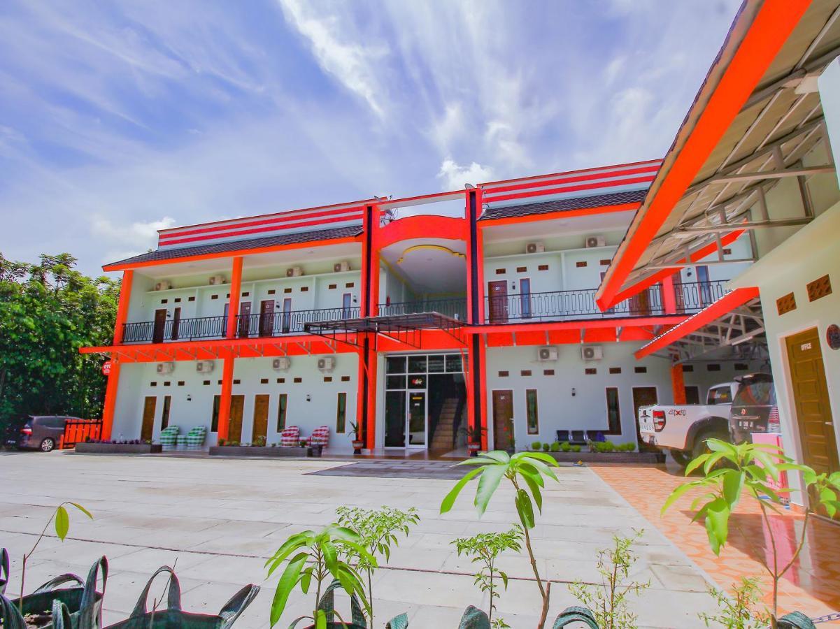 Oyo 90063 Silver Homestay Syariah Perabumulih Εξωτερικό φωτογραφία